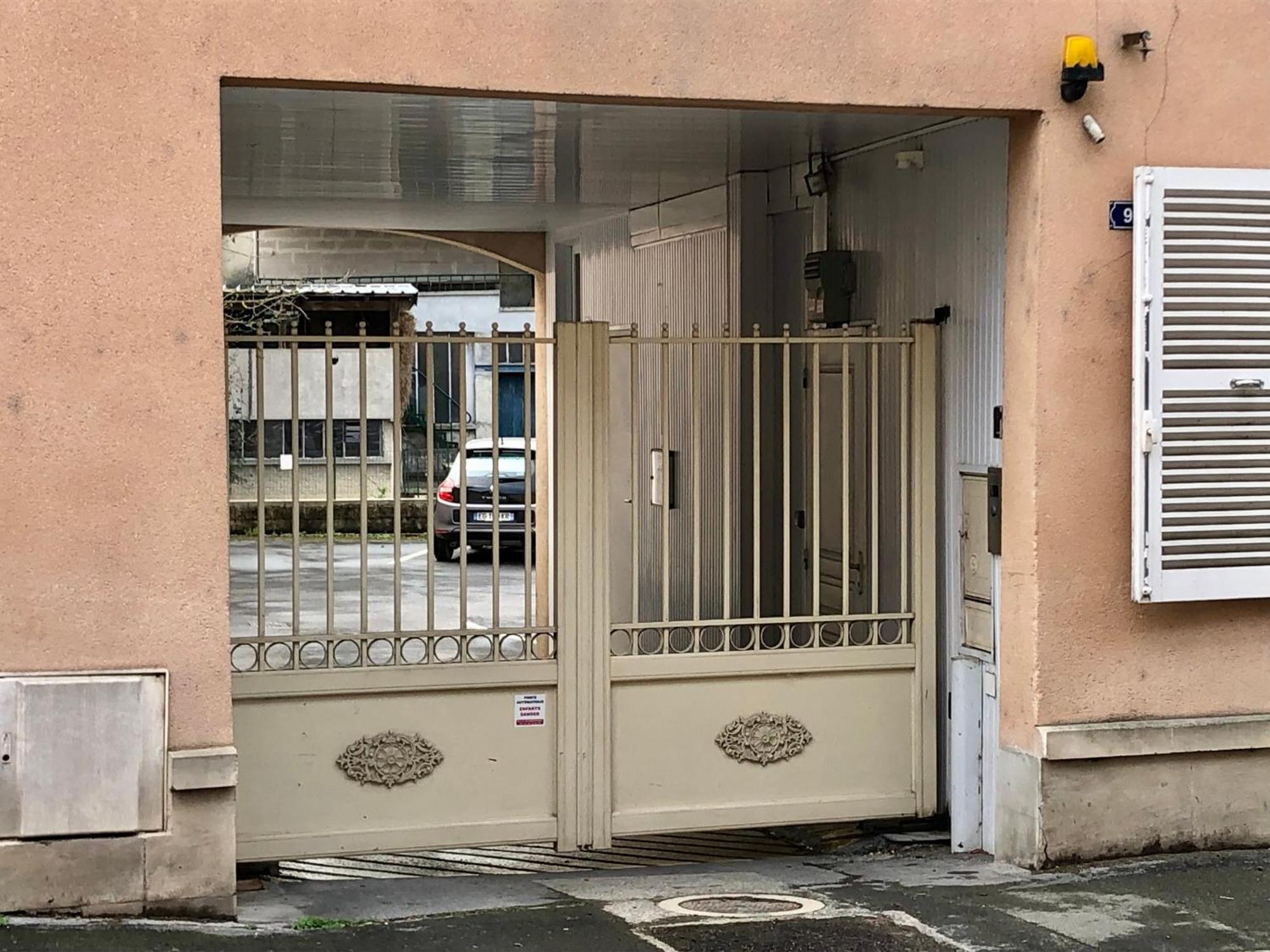 Logement Centre Ville D'Epernay Avec Parking Prive Épernay Exterior foto